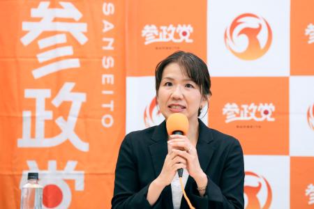 参政党の記者会見に出席した豊田真由子氏＝８日午後、国会