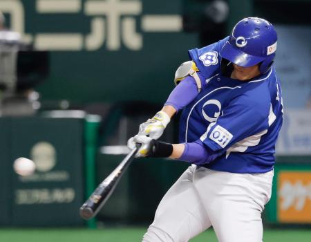 三菱自動車岡崎戦の８回、勝ち越し犠飛を放つ王子・吉岡＝東京ドーム