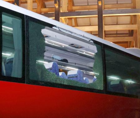 大屋根リングに接触したとみられる、窓ガラスが割れたバス＝８日午後８時４３分、大阪市此花区の夢洲