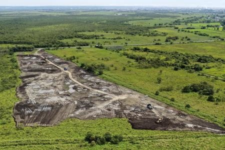 釧路湿原周辺の大規模太陽光発電所の建設現場＝８月、北海道釧路市