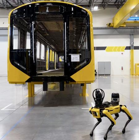 日立製作所の工場で鉄道車両の自動品質検査に活用される犬型ロボット（手前）＝８日、米東部メリーランド州（共同）