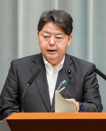 記者会見する林官房長官＝９日午前、首相官邸