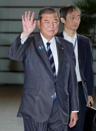 首相官邸に入る石破首相＝９日午前