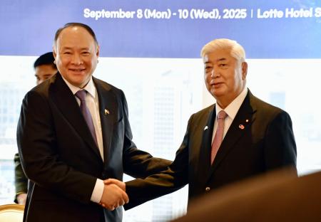 会談前に握手する中谷防衛相（右）とフィリピンのテオドロ国防相＝９日、ソウル（共同）