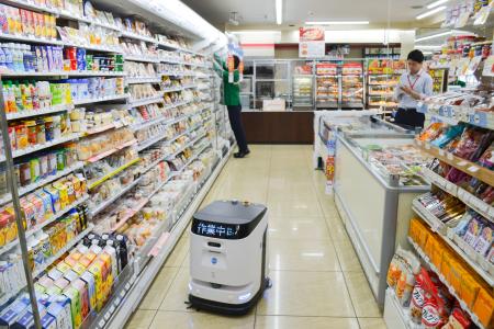 　セブン―イレブン・ジャパンが試験導入した、店舗の床を清掃するロボット＝９日午前、東京都荒川区