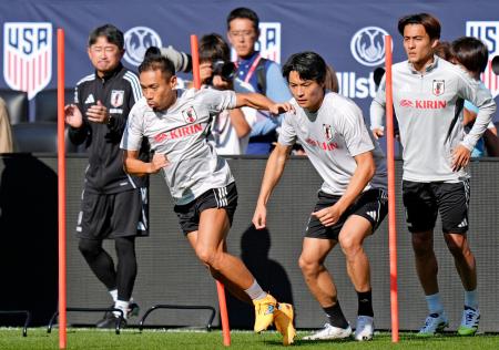 米国戦へ向け、最終調整する（左から）長友、町野、佐野航＝コロンバス（共同）