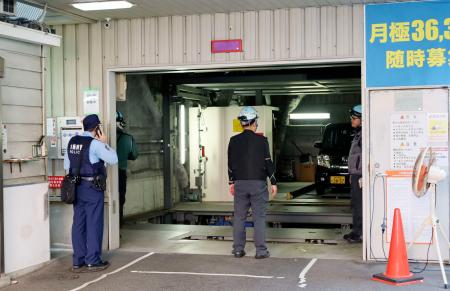 　女児が乗っていたベビーカーが落下する事故があった機械式駐車場＝９日午後１時１６分、大阪市北区