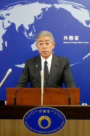 記者会見する岩屋外相＝９日午後、外務省