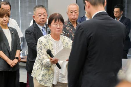 要請書を手渡す「長生炭鉱の水非常を歴史に刻む会」の井上洋子共同代表（中央）＝９日午後、東京・永田町の参院議員会館