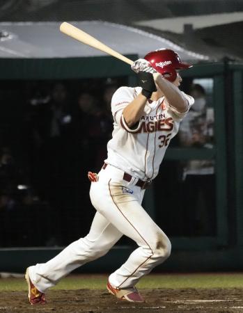 １１回楽天２死二、三塁、中島が左前にサヨナラ打を放つ＝楽天モバイルパーク