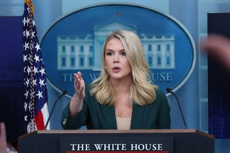 記者会見するレビット大統領報道官＝３月