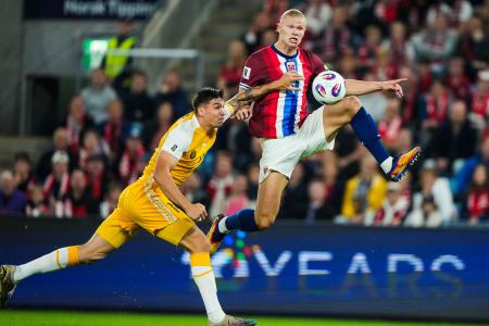 Ｗ杯欧州予選のモルドバ戦で競り合うノルウェーがのアーリング・ハーランド＝９日、オスロ（ロイター＝共同）