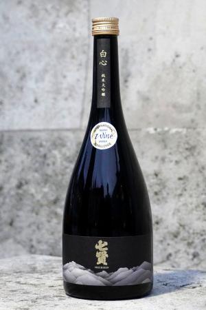 ＩＷＣの日本酒部門の最優秀賞「チャンピオン・サケ」に選ばれた山梨銘醸の純米大吟醸「七賢　白心」＝９日、ロンドン（共同）