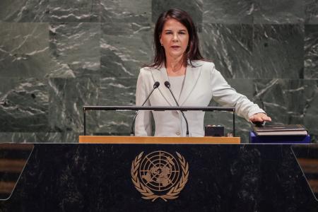 国連総会で宣誓するアンナレーナ・ベーアボック新議長＝９日、ニューヨーク（ロイター＝共同）