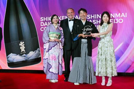 　ＩＷＣの日本酒部門の最優秀賞「チャンピオン・サケ」に選ばれ、喜ぶ山梨銘醸の北原対馬社長（右から２人目）＝９日、ロンドン（共同）