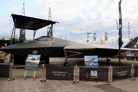 日本、英国、イタリアが共同開発する次期戦闘機の実物大模型＝９日、ロンドン（共同）