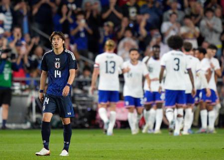日本―米国　前半、米国に先制され、ぼうぜんとする伊東＝コロンバス（共同）