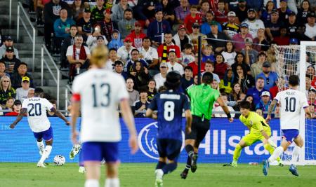 　日本―米国　後半、米国のバログン（２０）に２点目のゴールを決められる日本。ＧＫ大迫＝コロンバス（共同）