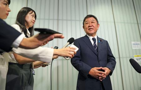 記者団の取材に応じる自民党の茂木前幹事長＝１０日午前、東京・赤坂の議員宿舎