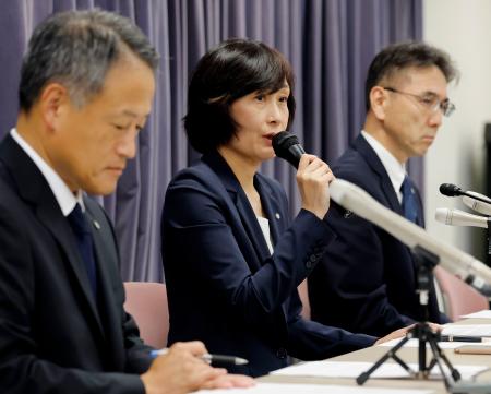 　国交省からの厳重注意を受け、記者会見する日航の鳥取三津子社長（中央）＝１０日午前、国交省