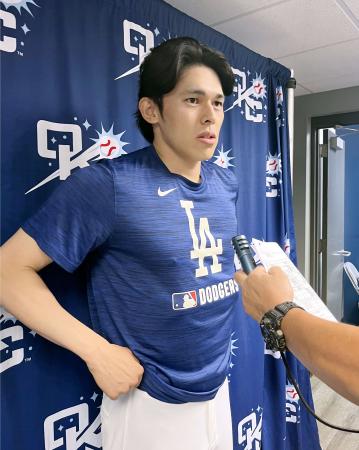　取材に応じるドジャース・佐々木＝オクラホマシティー（共同）