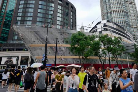 中国上海市の繁華街を行き交う人たち＝８月（共同）