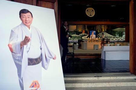 橋幸夫さんの告別式会場＝１０日午前、東京都文京区