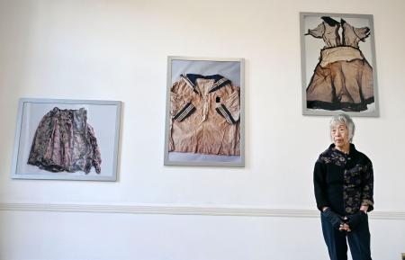 ９日、ロンドンで開かれた写真の展示会で、自身の作品の前に立つ石内都さん（共同）