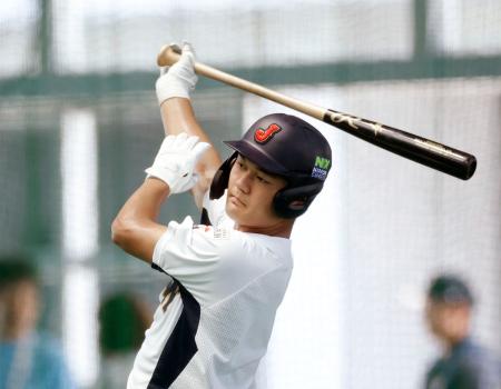 調整する野球Ｕ―１８Ｗ杯日本代表の阿部＝那覇市