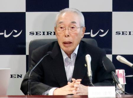 記者会見するセーレンの川田達男会長＝１０日午後、東京都内