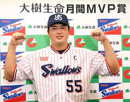 　月間ＭＶＰを受賞したヤクルトの村上＝１０日、神宮