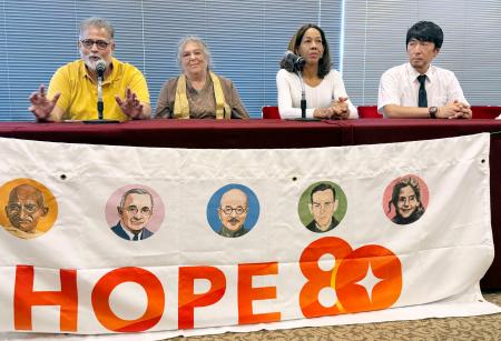 記者会見する「平和アンバサダー」。右から東条英利さん、ジェニファー・テーゲさん、マガリ・ブロシュさん、トーシャ・ガンジーさん＝１０日午後、東京都内