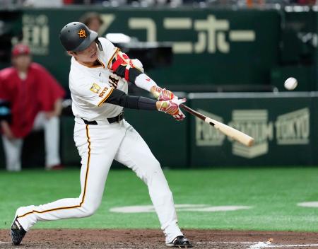 ８回巨人１死満塁、代打坂本が勝ち越しの左犠飛を放つ＝東京ドーム
