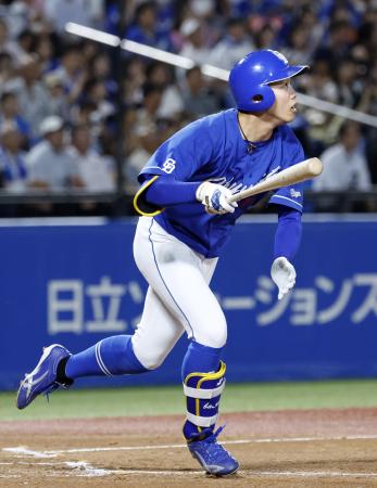 ２回中日２死二塁、岡林が右越えに先制２ランを放つ＝神宮