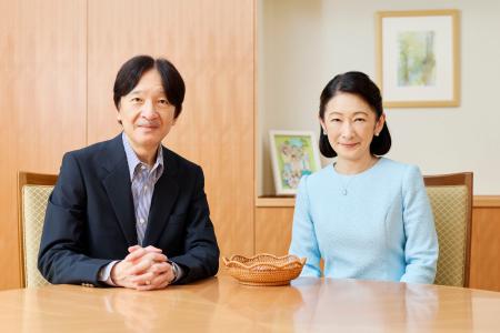 ５９歳の誕生日を迎えられた紀子さまと、秋篠宮さま＝８月、東京・元赤坂の秋篠宮邸（宮内庁提供）