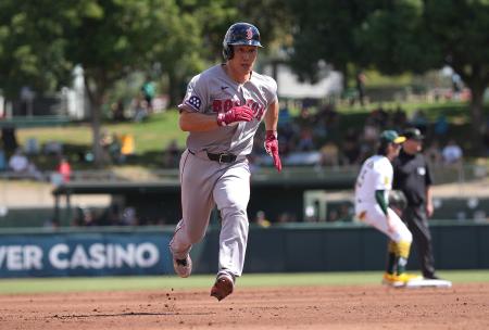 走塁するレッドソックスの吉田正尚＝１０日、サクラメント（ゲッティ＝共同）