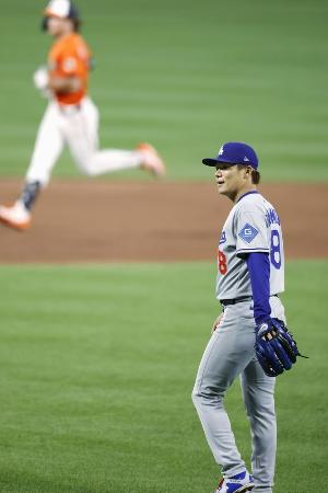 無安打無得点試合まであと１人の場面で本塁打を浴びたドジャース・山本＝６日、ボルティモア