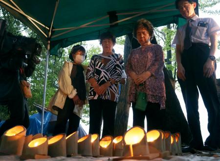 東海豪雨から２５年となり、犠牲者を追悼する集会で黙とうする参加者＝１１日午前、名古屋市