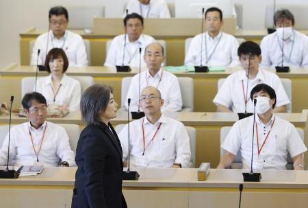 静岡県伊東市議会で不信任決議が全会一致で可決され、引き揚げる田久保真紀市長＝１日