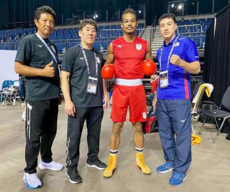 　ボクシングの世界選手権男子７０キロ級で準々決勝を突破した岡沢セオン（右から２人目）＝１０日、リバプール（日本ボクシング連盟提供）