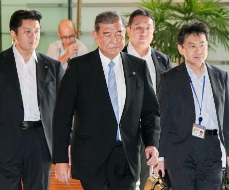 首相官邸に入る石破首相＝１１日午前