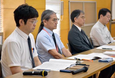 記者会見に臨む聖霊高の池田真一副校長（左から２人目）ら＝１１日午前、愛知県瀬戸市