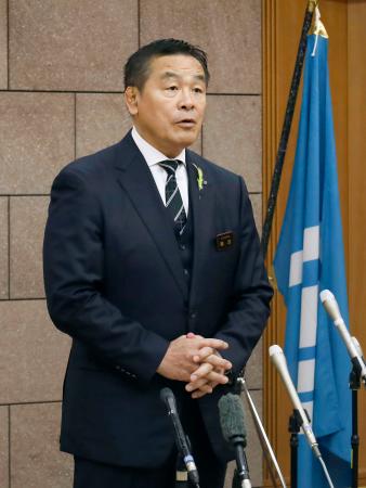 　記者団の取材に応じる石川県の馳浩知事＝１１日午前、石川県庁