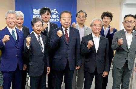 　立憲民主党の両院議員総会を終え、新執行部と写真に納まる野田代表（前列中央）。左隣は安住幹事長＝１１日午後、東京・永田町の党本部