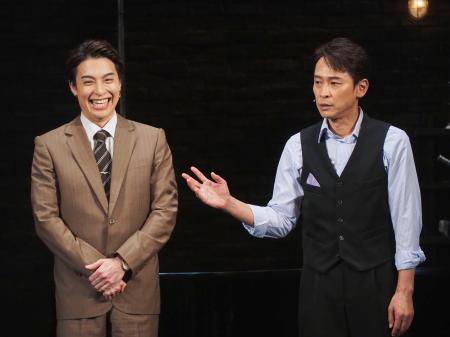 坂本昌行（右）にせりふ覚えを褒められ、笑顔の海宝直人＝東京都多摩市