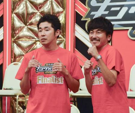 不機嫌な表情を見せる「しずる」の池田一真（左）と笑顔の純＝東京都港区