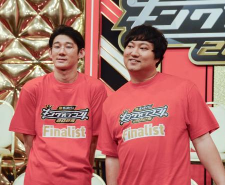 　昨年準優勝だった「ロングコートダディ」の堂前透（左）と兎＝東京都港区
