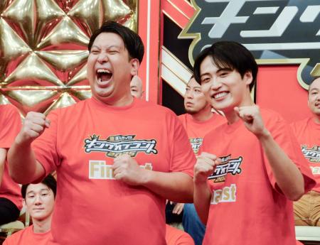 　初めての決勝進出となった「レインボー」のジャンボたかお（左）と池田直人＝東京都港区