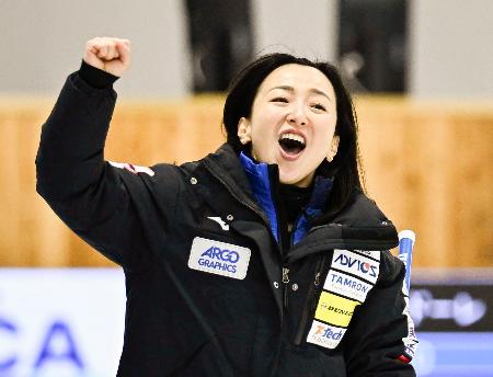 １次リーグのフォルティウス戦に勝利し、ガッツポーズするロコ・ソラーレの藤沢＝稚内市みどりスポーツパーク