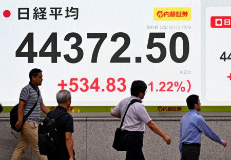 日経平均株価の終値を示すボード。２日連続で最高値を更新し、初めて４万４０００円を超えた＝１１日午後、東京都中央区